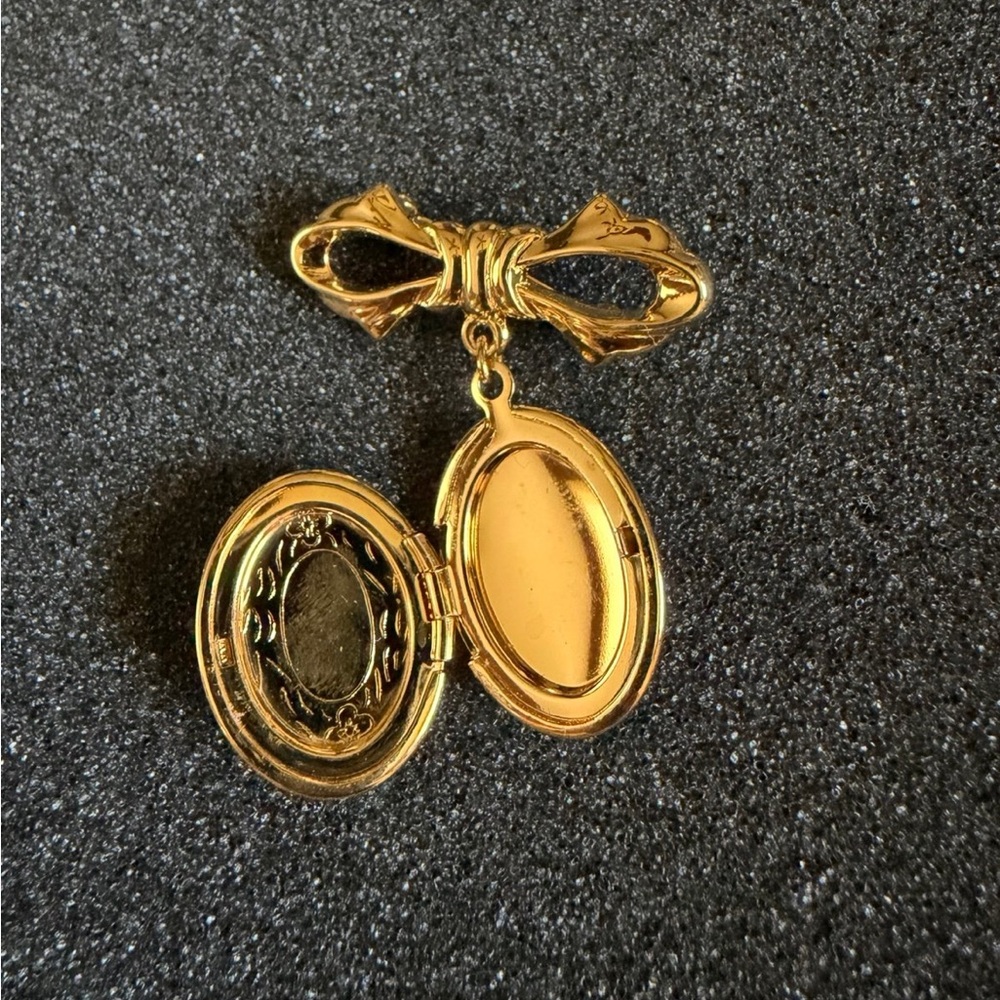 Vintage Monet Gold Tone Locket Brooch/Pin - Picture 3 of 6